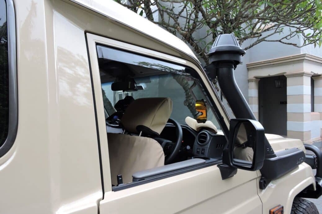 TOY033 8 Toyota Land Cruiser Troop Carrier 1984+ (1)